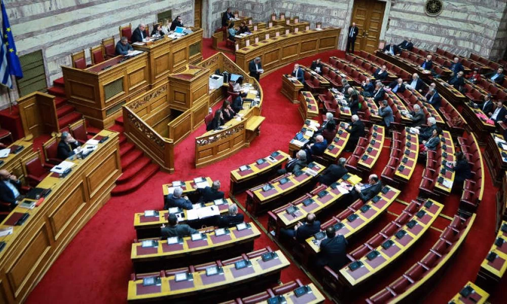 Βουλή: Στις 10:30 η «μάχη» των πολιτικών αρχηγών για την πανδημία